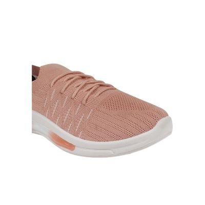 woman-kniting -shoes-3